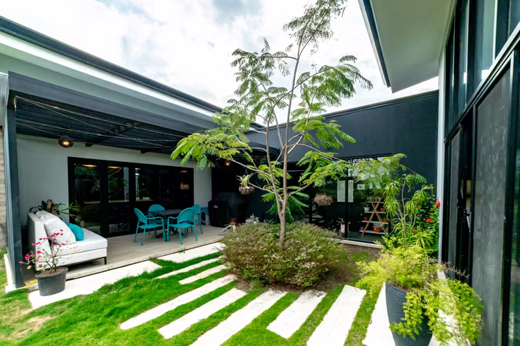 Casa Contemporánea de Una Planta en Venta en Hacienda Los Reyes, Condominio Madero Negro - Imagen 4