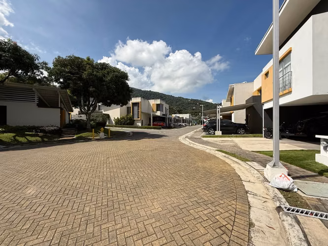 VENTA DE CASA EN CONDOMINIO ORO REAL MODERNA