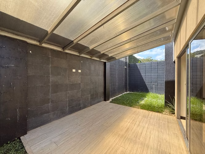 VENTA DE CASA EN CONDOMINIO ORO REAL MODERNA