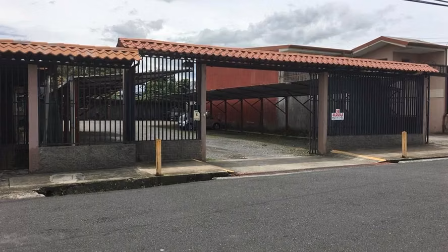 En Venta Terreno Plano para desarrollar con Casa y Uso Mixto en Guadalupe