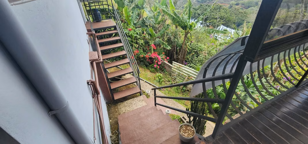 Elegante casa de 3 habitaciones con increibles vistas en Naranjo