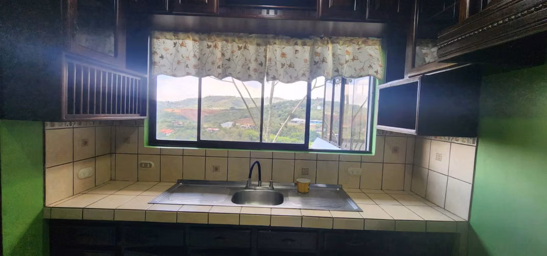 Elegante casa de 3 habitaciones con increibles vistas en Naranjo