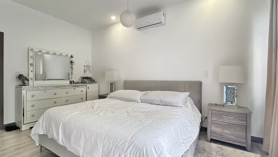 En Venta hermoso townhouse de 3 habitaciones y 2.5 baños - Imagen 10