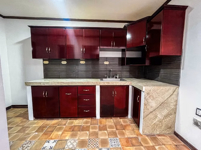 Se vende propiedad GRANDE, 2 casas y 1 oficina. Cerca de la Carit - Imagen 15