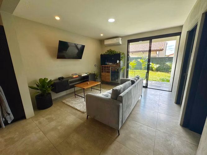 ¡Alquiler Único! Descubre la Exclusividad en este Apartamento Amoblado Contemporáneo.