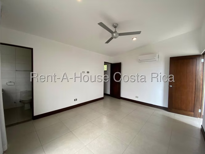 Se alquila hermosa casa esquinera en exclusivo condominio Oro Real, Santa Ana Piedades - Imagen 8