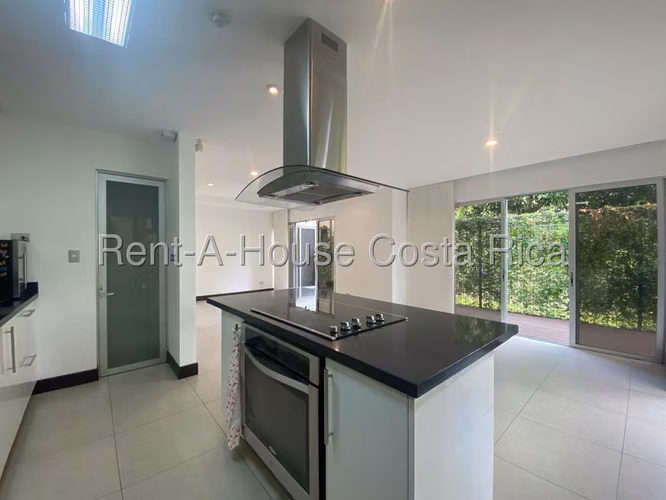 Se alquila hermosa casa esquinera en exclusivo condominio Oro Real, Santa Ana Piedades - Imagen 5