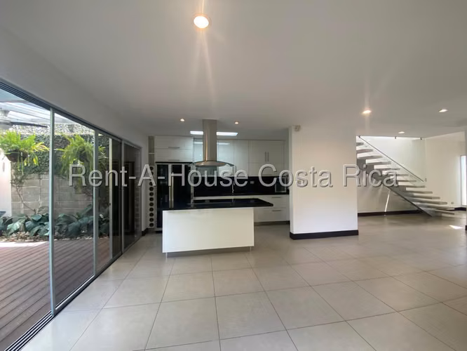 Se alquila hermosa casa esquinera en exclusivo condominio Oro Real, Santa Ana Piedades - Imagen 4