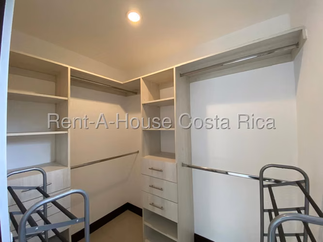 Se alquila hermosa casa esquinera en exclusivo condominio Oro Real, Santa Ana Piedades - Imagen 9