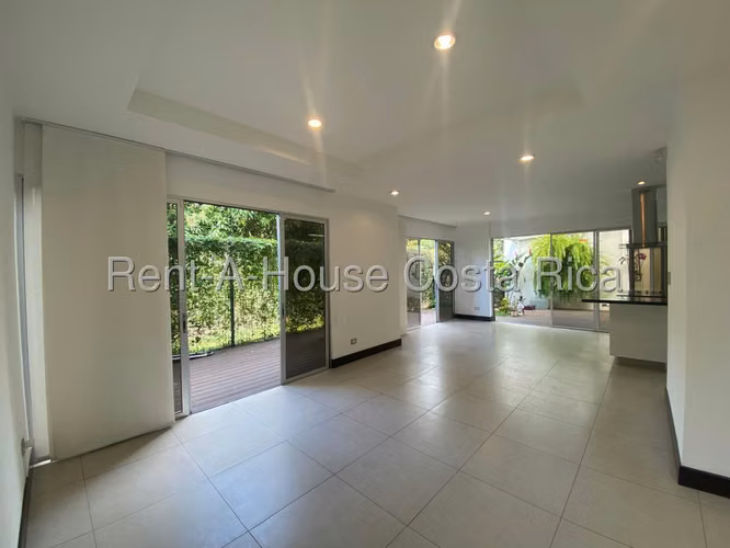 Se alquila hermosa casa esquinera en exclusivo condominio Oro Real, Santa Ana Piedades - Imagen 2