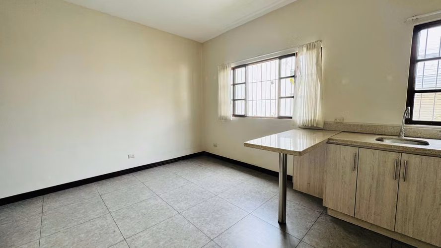 Se alquila hermoso apartamento en La Uruca cerca de todo