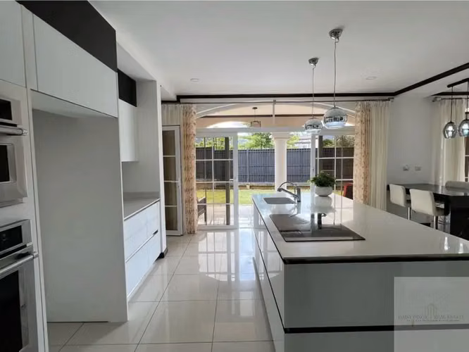 Exquisita casa moderna de lujo de 4 habitaciones en Curridabat