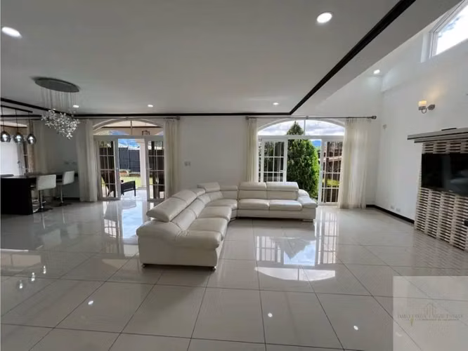Exquisita casa moderna de lujo de 4 habitaciones en Curridabat
