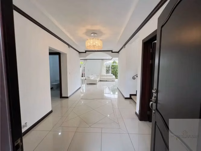 Exquisita casa moderna de lujo de 4 habitaciones en Curridabat