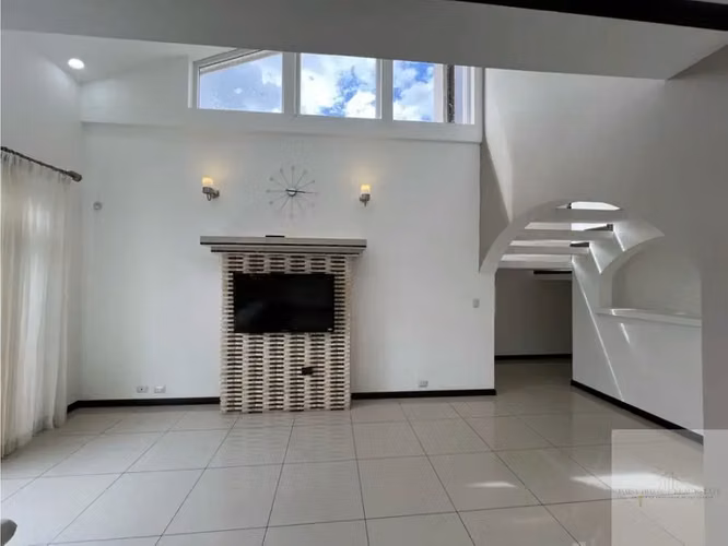 Exquisita casa moderna de lujo de 4 habitaciones en Curridabat
