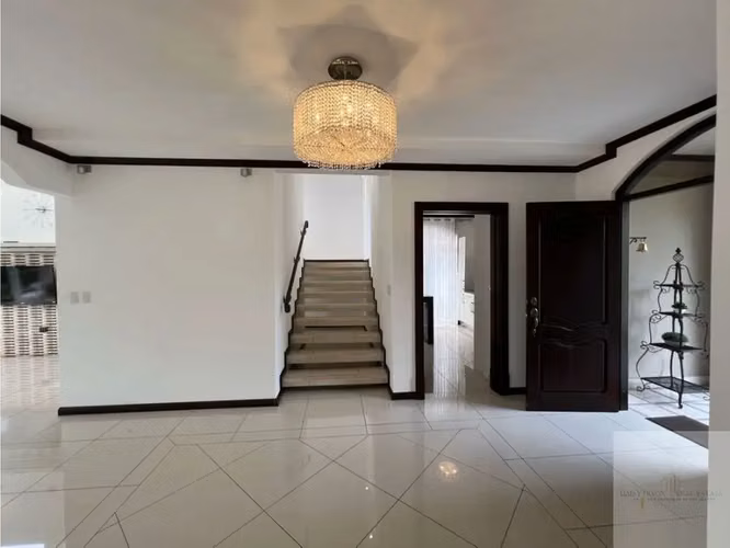 Exquisita casa moderna de lujo de 4 habitaciones en Curridabat