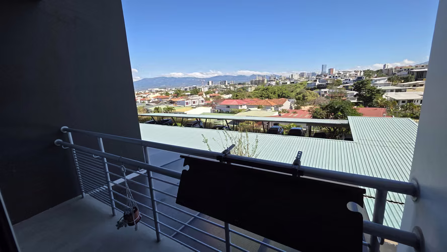 Rebajado! Venta moderno apartamento en Condominio CAIA, Bello Horizonte, Escazú!