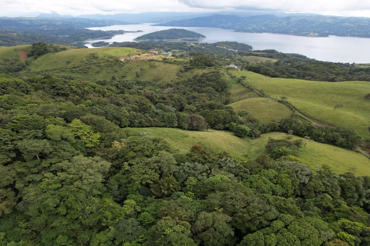 Finca Privada con Vista al Lago Arenal y Volcán en Tilarán - Imagen 2