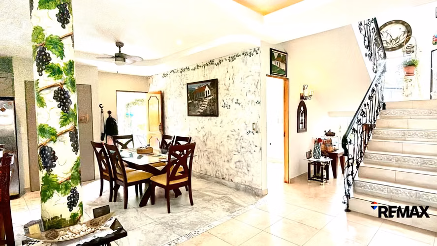 Venta de Casa - Casa Tropical Espaciosa con Piscina