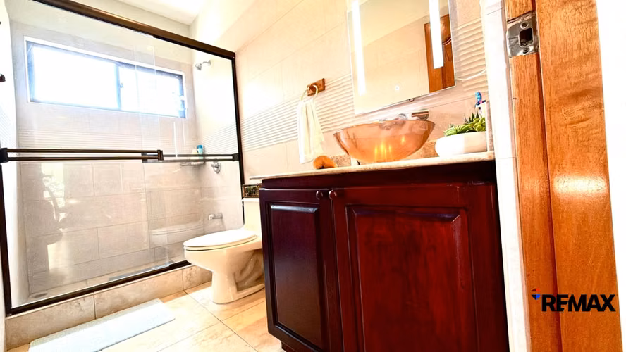 Venta de Casa - Casa Tropical Espaciosa con Piscina