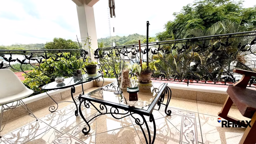 Venta de Casa - Casa Tropical Espaciosa con Piscina