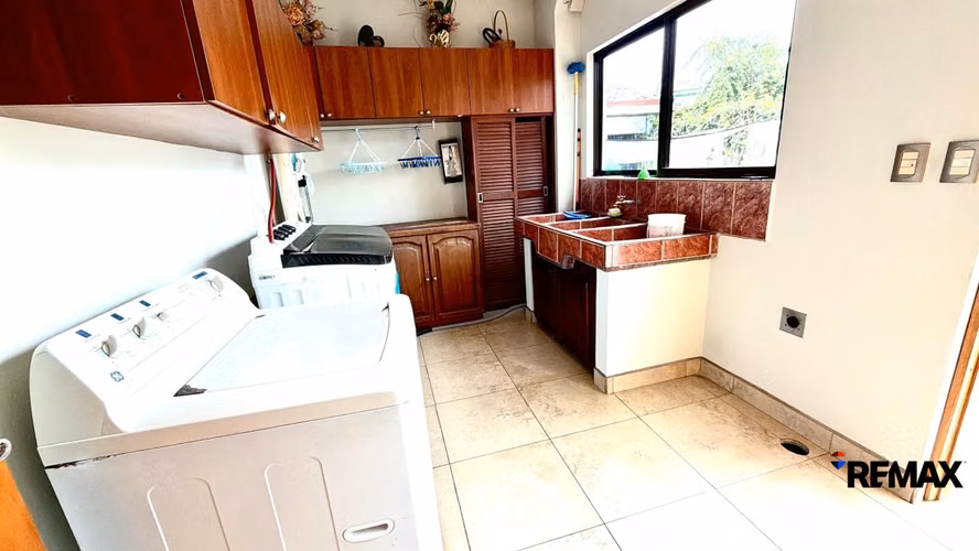 Venta de Casa - Casa Tropical Espaciosa con Piscina