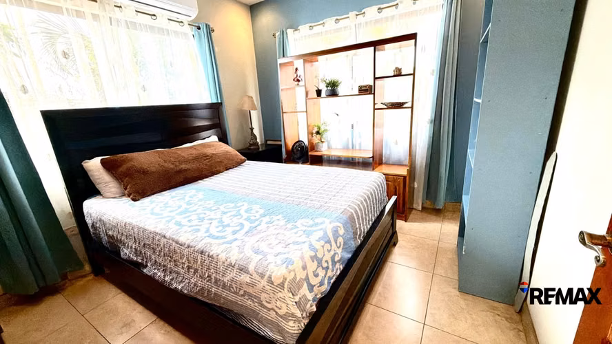 Venta de Casa - Casa Tropical Espaciosa con Piscina