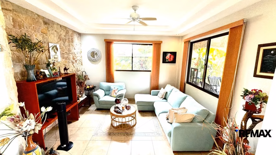 Venta de Casa - Casa Tropical Espaciosa con Piscina