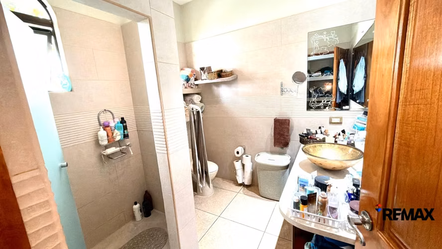 Venta de Casa - Casa Tropical Espaciosa con Piscina
