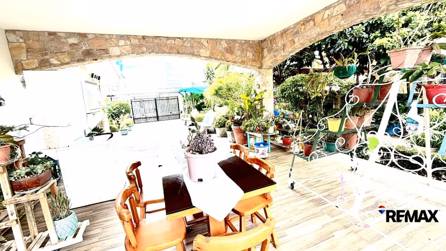 Venta de Casa - Casa Tropical Espaciosa con Piscina