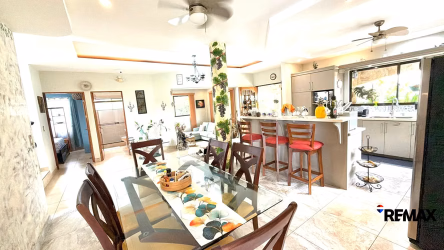 Venta de Casa - Casa Tropical Espaciosa con Piscina