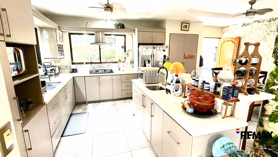 Venta de Casa - Casa Tropical Espaciosa con Piscina