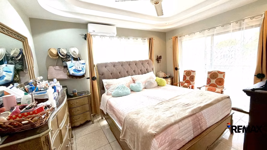 Venta de Casa - Casa Tropical Espaciosa con Piscina