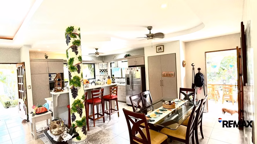Venta de Casa - Casa Tropical Espaciosa con Piscina