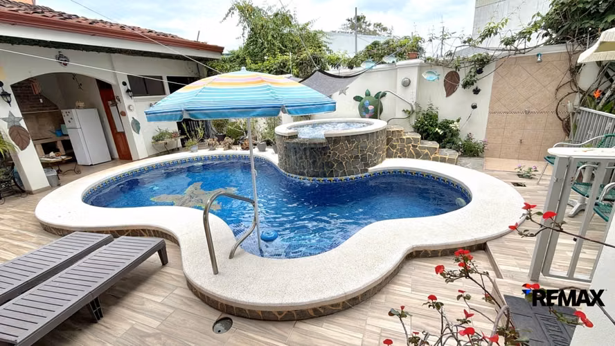Venta de Casa - Casa Tropical Espaciosa con Piscina