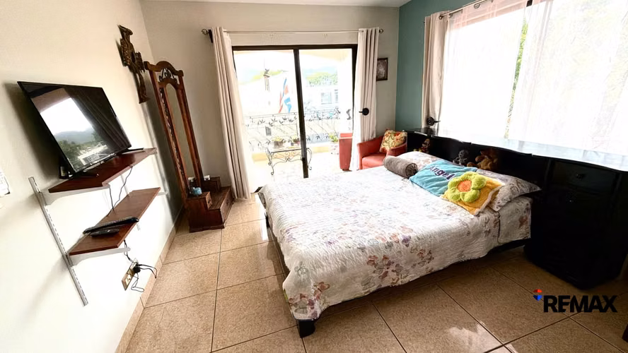 Venta de Casa - Casa Tropical Espaciosa con Piscina