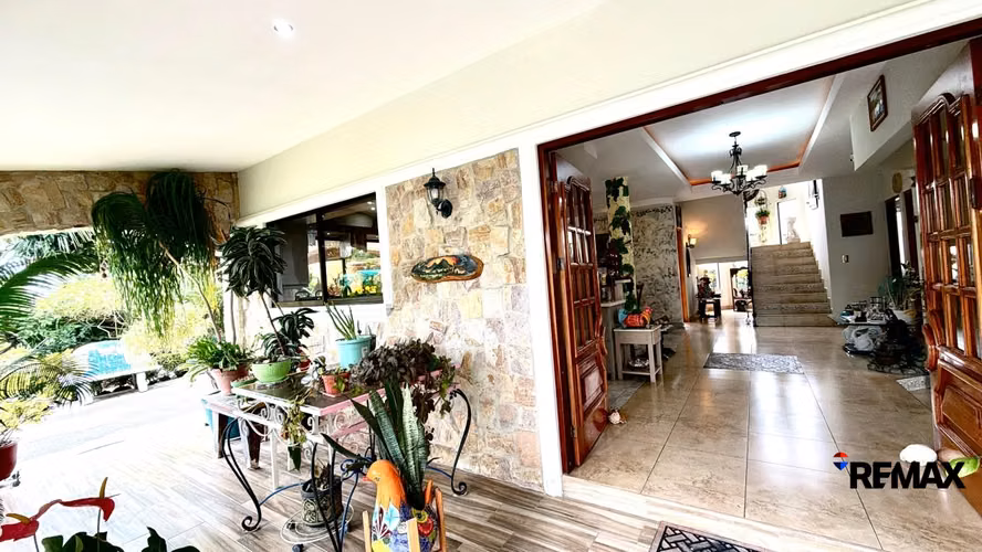 Venta de Casa - Casa Tropical Espaciosa con Piscina