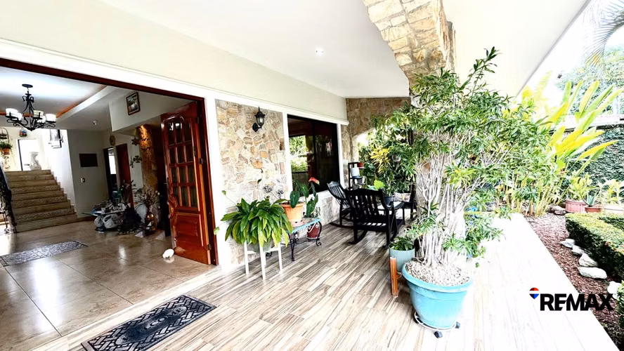 Venta de Casa - Casa Tropical Espaciosa con Piscina