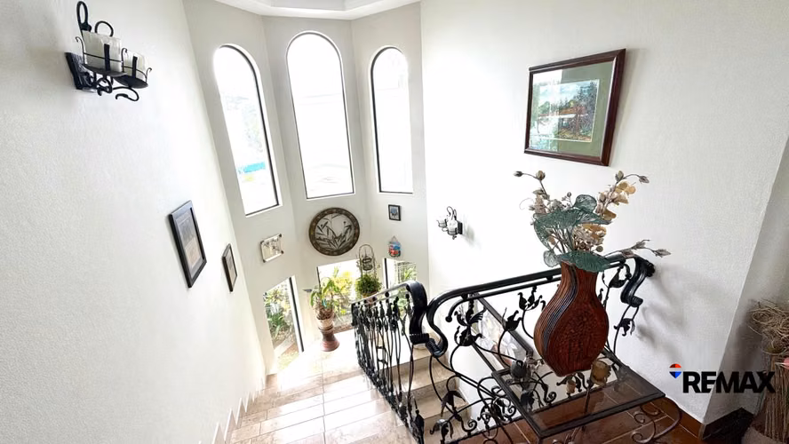 Venta de Casa - Casa Tropical Espaciosa con Piscina