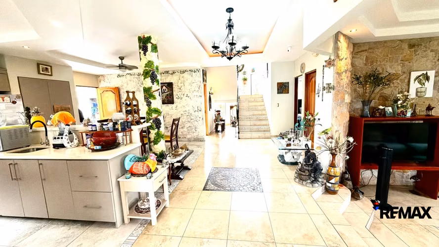 Venta de Casa - Casa Tropical Espaciosa con Piscina