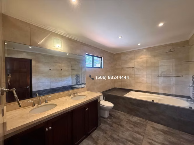 VENTA DE CASA UBICADA EN POZOS, SANTA ANA