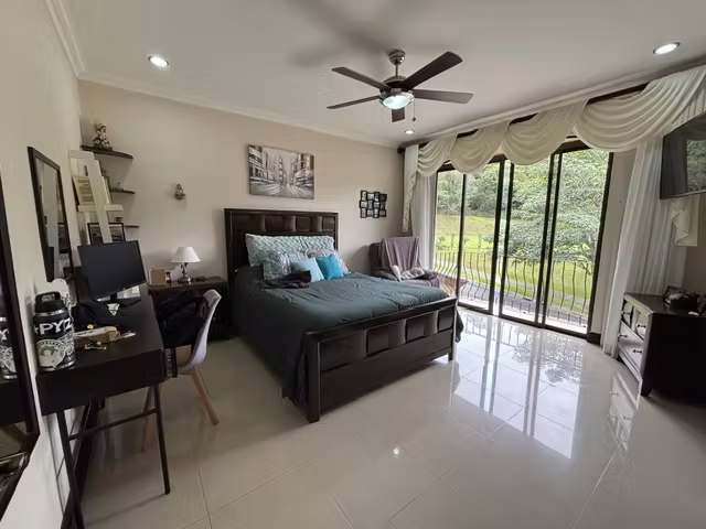 Venta de casa de dos plantas. El Gregal, Curridabat