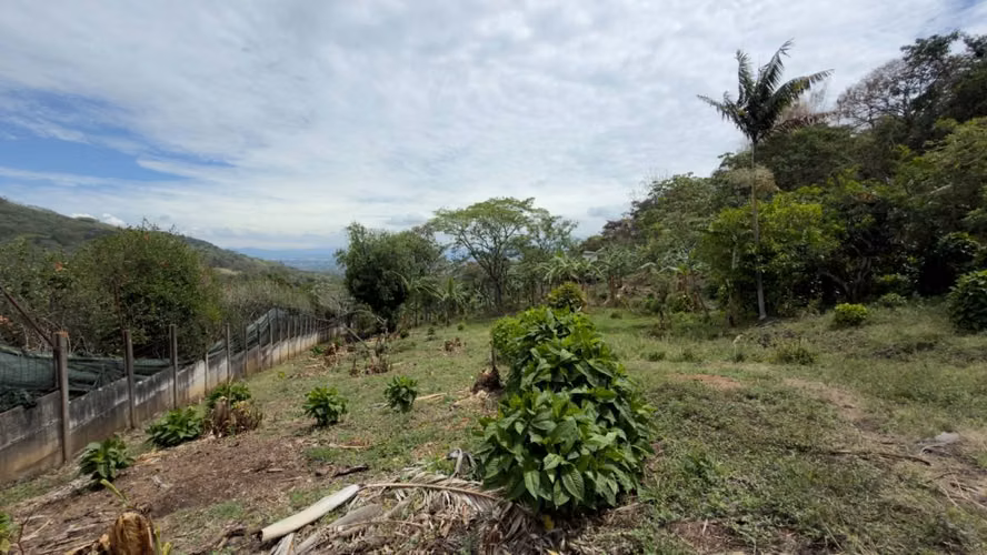 En venta, Quinta en Salitral de Santa Ana en residencial cerrado