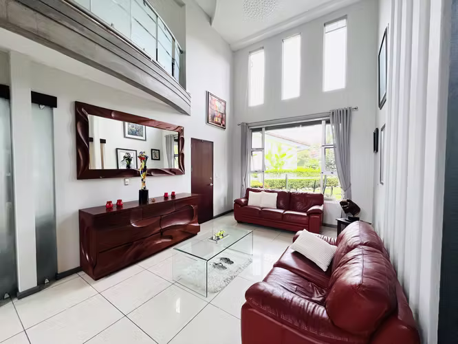  CASA EN VENTA EN SANTA ANA – ESPACIO, NATURALEZA Y VALOR REAL 