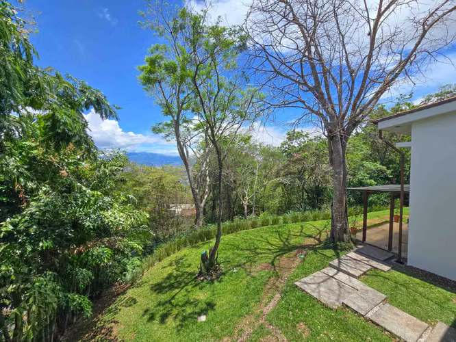 Lujosa Casa Contemporánea en Residencial Montaña del Sol / Santa Ana / 420 m² / Lote 1.577 m²