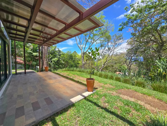 Lujosa Casa Contemporánea en Residencial Montaña del Sol / Santa Ana / 420 m² / Lote 1.577 m²