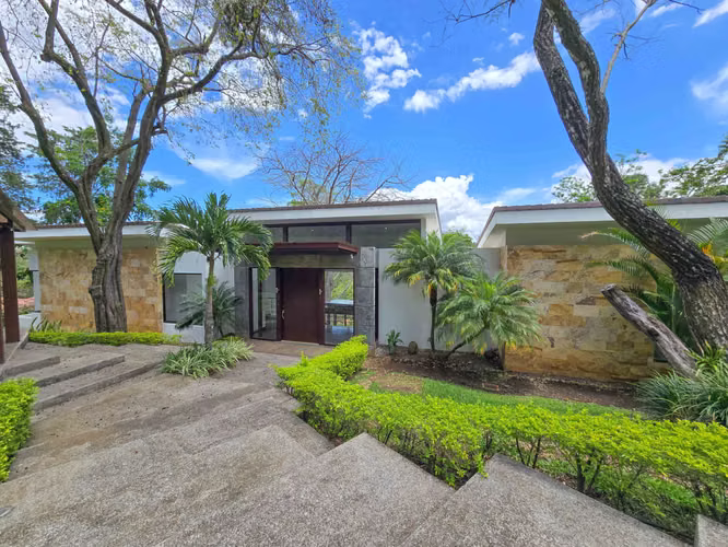 Lujosa Casa Contemporánea en Residencial Montaña del Sol / Santa Ana / 420 m² / Lote 1.577 m²