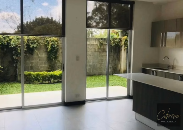 SE VENDE APTO. EN CONDOMINIO PRIMER PISO CON PATIO EN PINARES