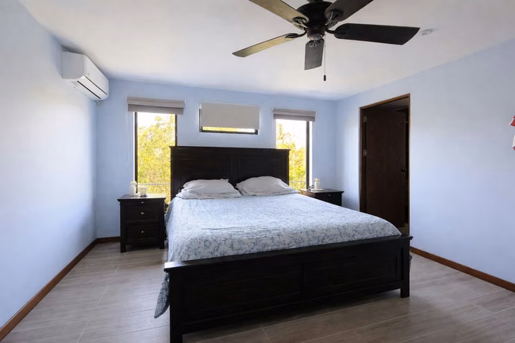 VENTA DE CASA CONTEMPORÁNEA EN CIUDAD COLÓN*