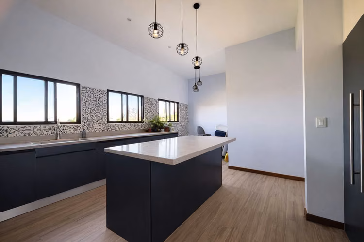 VENTA DE CASA CONTEMPORÁNEA EN CIUDAD COLÓN*